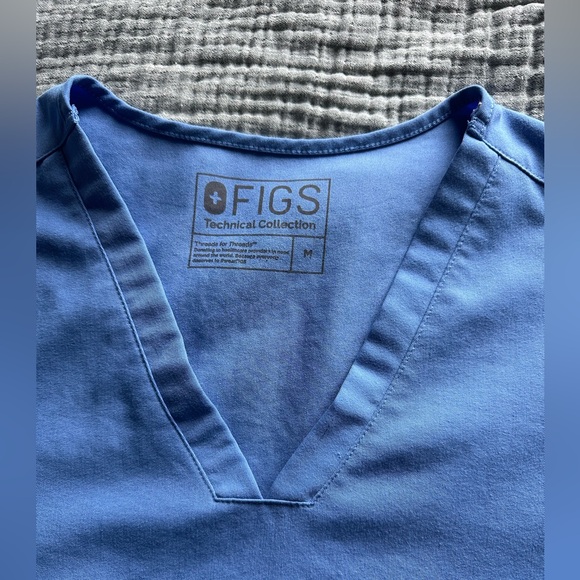 Figs Ceil Blue 3 pocket scrub top - Picture 2 of 2